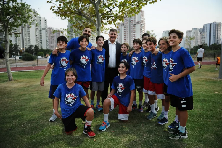 Karşıyaka’da çocuklar yaz tatilinde sporla buluştu