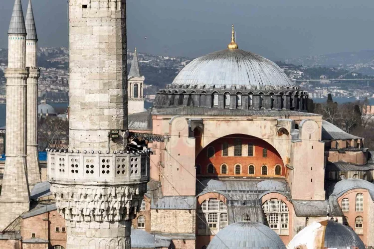 Sultanahmet Camii'nin mahyası asıldı: "Hoşgeldin 11 ayın sultanı"