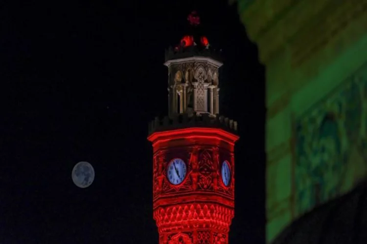 Süper Mavi Ay ve İzmir Saat Kulesi manzarası büyülü anlar yaşattı