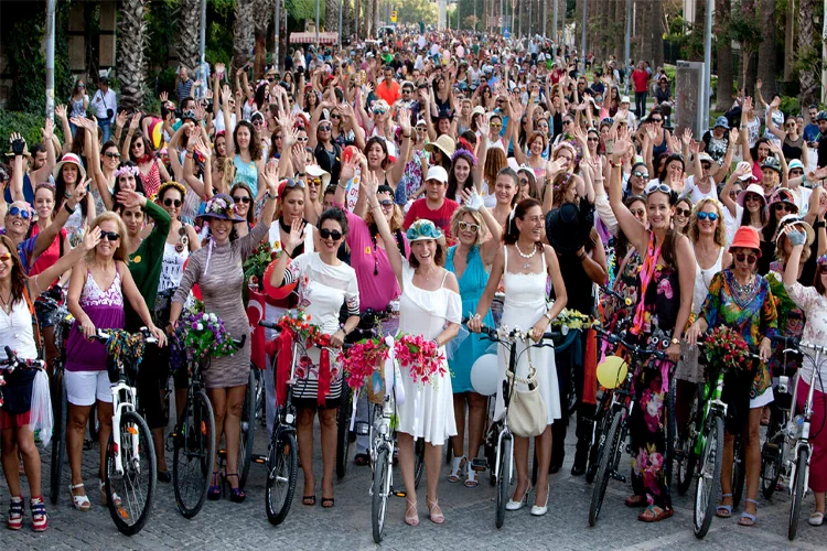 Bu bir yarış değil, elini salla ve gülümse: Dünden bugüne ‘Süslü Kadınlar Bisiklet Turu’