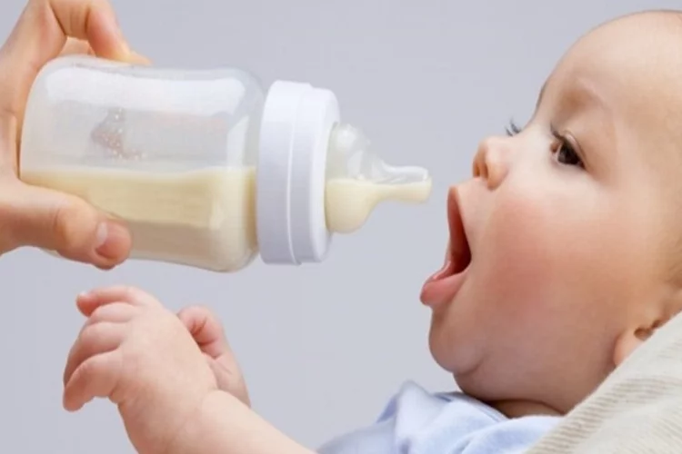 Bebeğin ilk aşısı: Anne sütü
