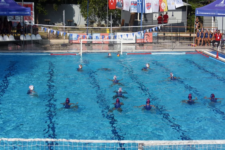 İzmir'de Kadınlar Sutopu Turnuvası başladı