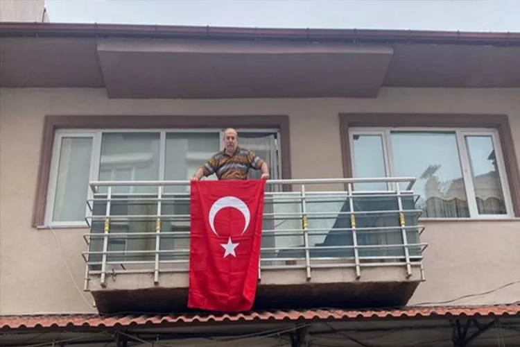 İnternet fenomeni Tahtalıoğlu bu kez Cumhuriyet’in 100'üncü yılı için balkona çıktı