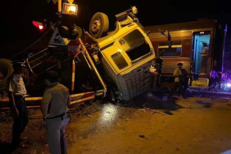 Tayland'da tren kazası: Ölü ve yaralılar var