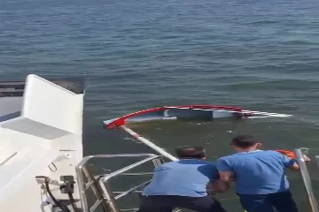 İzmir Körfezi'nde bir tekne böyle alabora oldu
