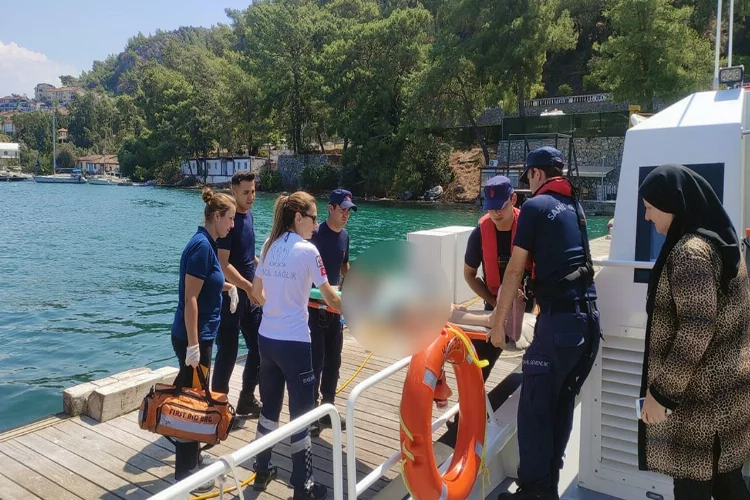 Sahil Güvenlikten teknede rahatsızlanan vatandaşlara tıbbi tahliye