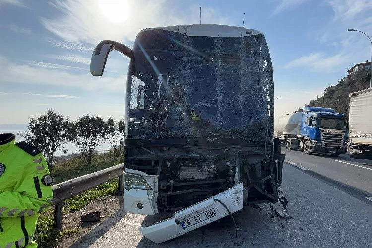 TEM’de zincirleme kaza: Yolcu otobüsü, tır ve hafif ticari araç çarpıştı