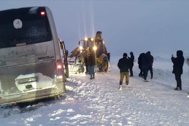 Kars'ta 30 kişi karda mahsur kaldı
