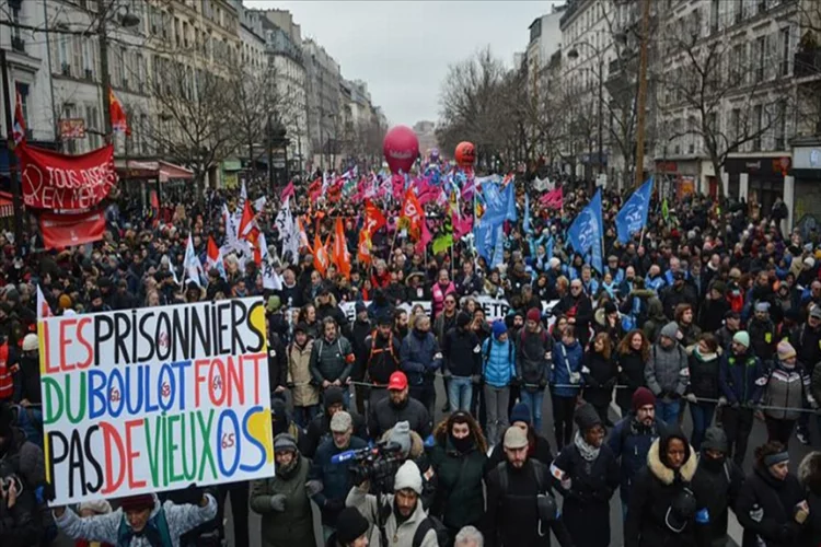 Fransa'da emeklilik yaşının uzatılması protesto ediliyor
