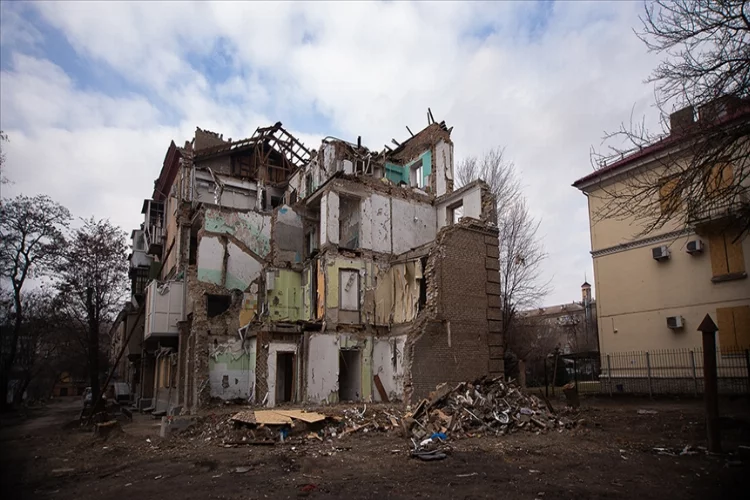 Zelenskiy: Rusya, Zaporijya’daki bir apartmanı vurdu