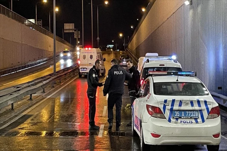 İzmir'de aracına yakıt takviyesi yaparken otomobil çarpan sürücü öldü