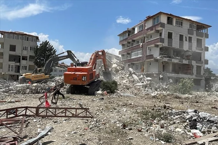 Deprem bölgesinde bina yıkımları sürüyor