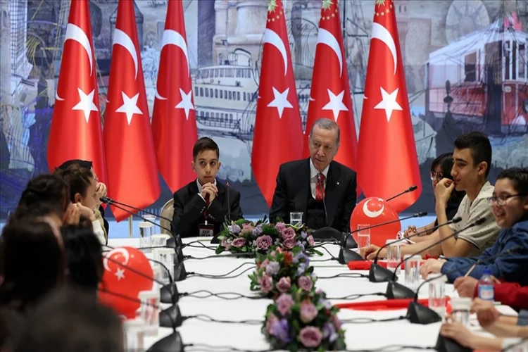 Cumhurbaşkanı Erdoğan, depremzede çocuklarla