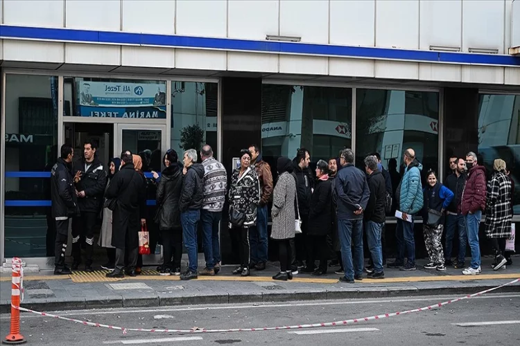 İzmir'de EYT'li vatandaşlar SGK önünde yoğunluk oluşturdu