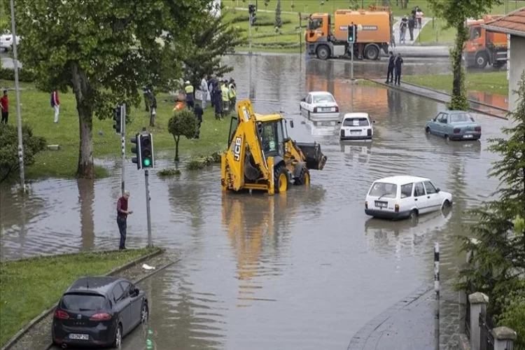 Başkent'te sağanak yağış araçları mahsur bıraktı