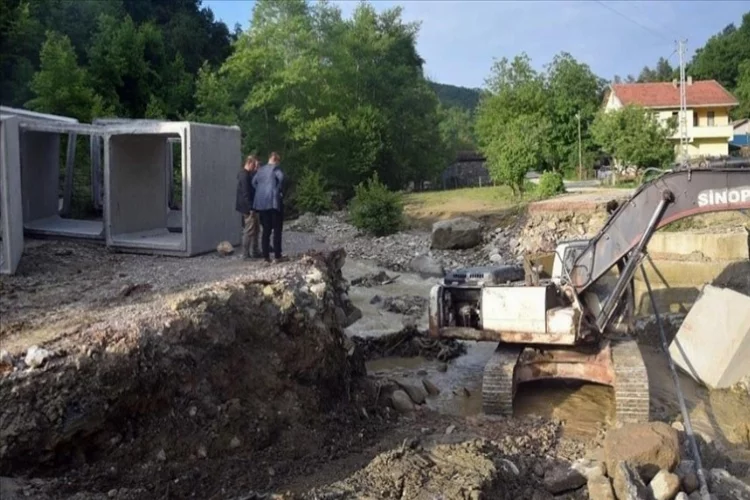 Sinop'ta sağanak sonrası köy yolları onarılıyor