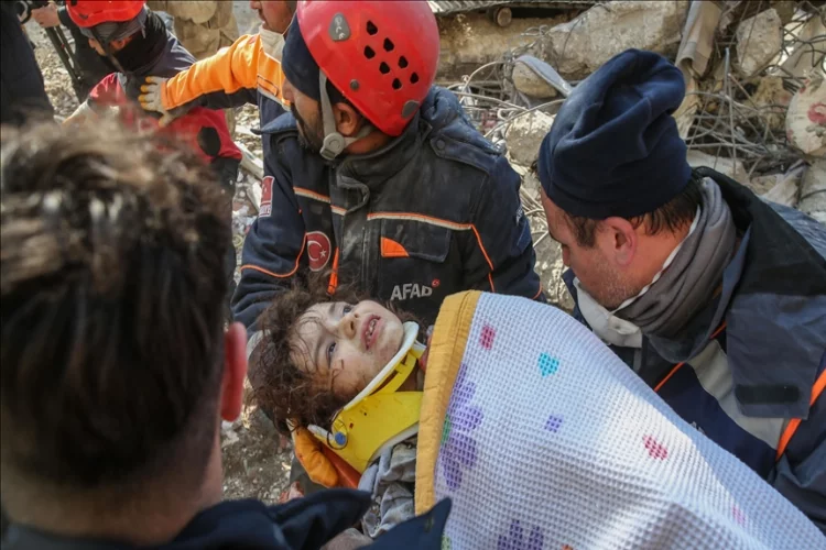 Hatay'da 7 yaşındaki İrem depremden 131 saat sonra enkazdan kurtarıldı