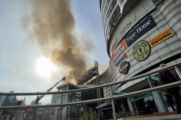 İstanbul'da bir AVM'de çıkan yangın kontrol altına alındı