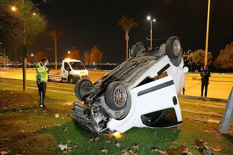 İzmir Konak'ta takla atan aracın sürücüsü olay yerinden kaçtı