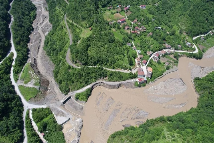 Kastamonu'da heyelan: 11 köyün bağlantı yolu çöktü