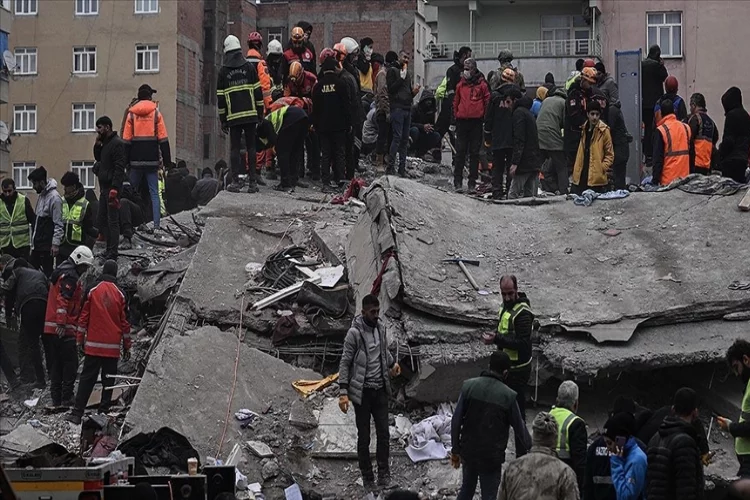 Sağlık Bakanı Koca: Depremlerde 1651 vatandaşın hayatını kaybettiğini bildirdi
