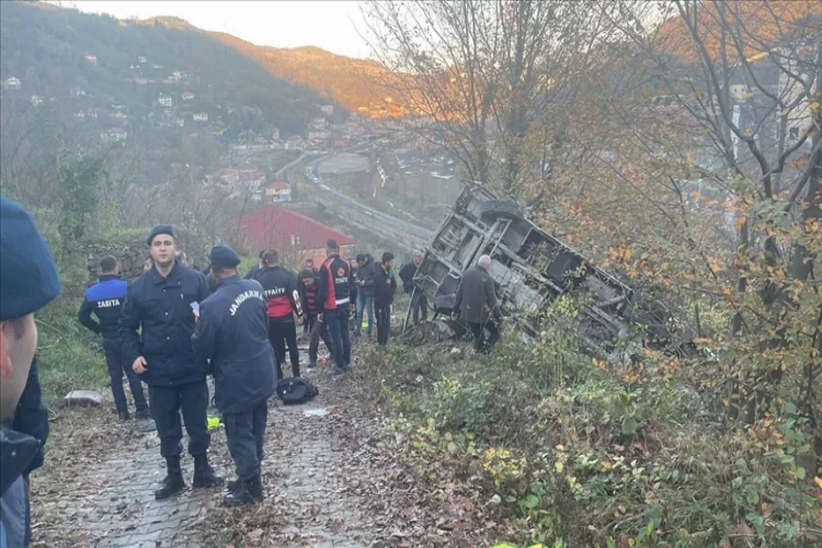 Zonguldak'ta şarampole devrilen servis aracındaki 1 öğrenci öldü, 15 kişi yaralandı