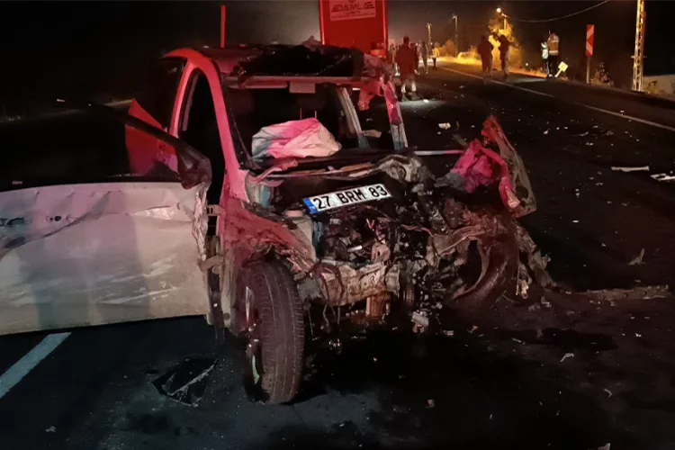 Gaziantep'te feci kaza: Kontrolden çıkan otomobil karşı şeride geçti
