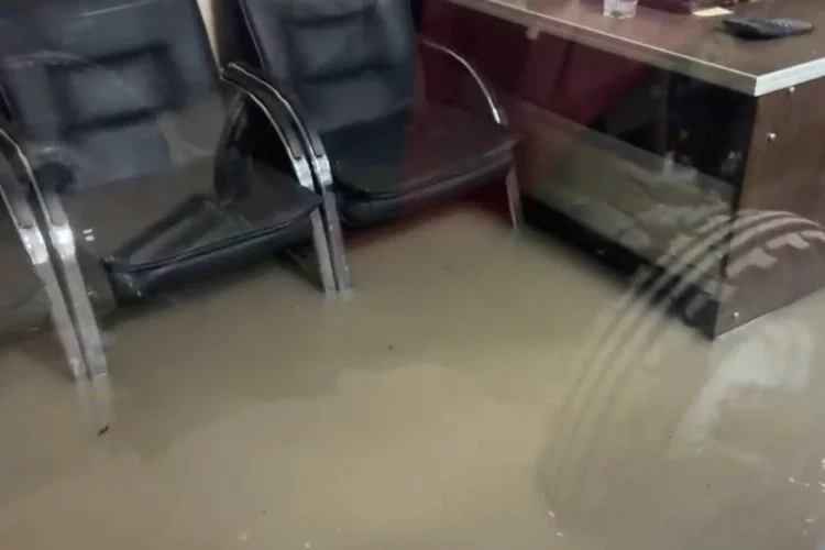 Tokat'ı sağanak yağış vurdu: Ev ve iş yerleri sular altında kaldı