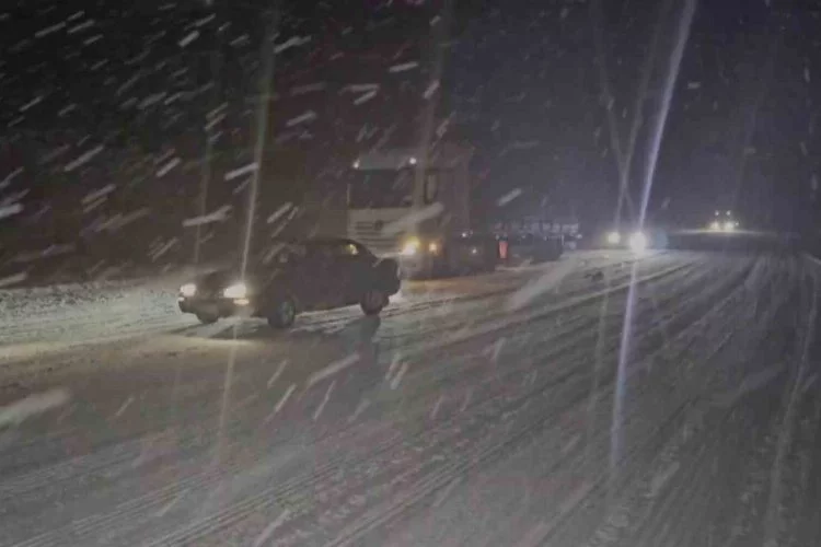 Tokat'ta trafiğe kar engeli