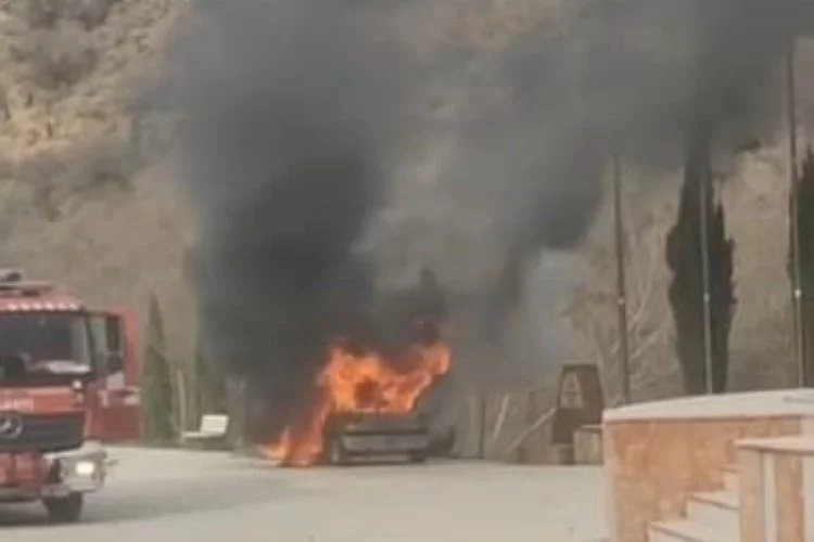 Tokat'ta yangın: Otomobil alevlerin arasında kaldı