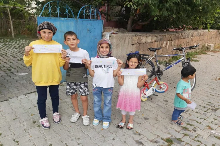 Kayseri'de çocuklar sokak hayvanları için el ilanı hazırladı