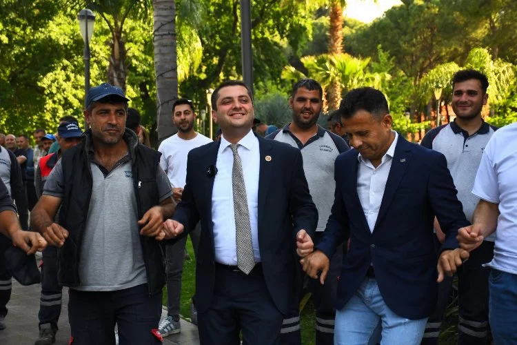 Torbalı'da başkan Övünç Demir'in önderliğinde halaylarla büyük kutlama