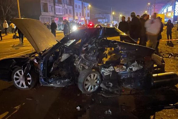 Trabzon’da trafik kazası: Çarpışan iki otomobil hurdaya döndü