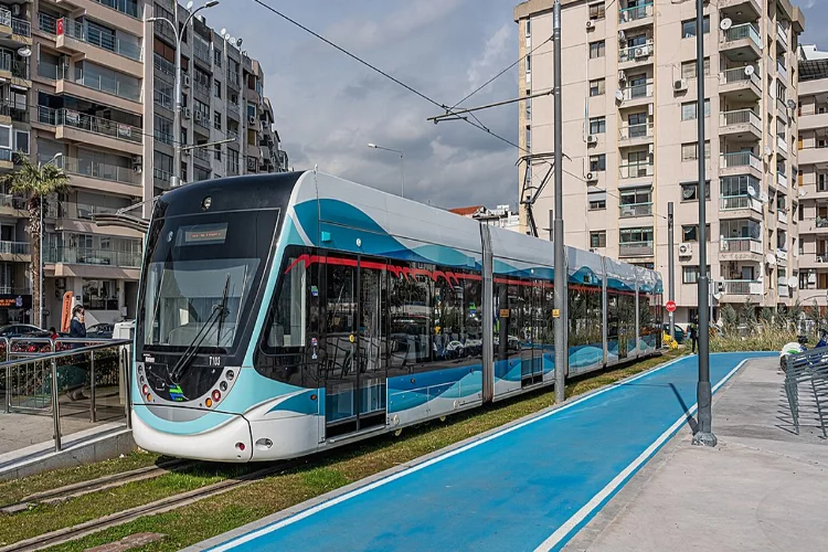 İzmir'de tramvay arızası: Vatandaş metroya yöneldi