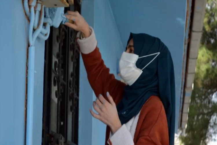 TÜGVA üyesi gönüllüler Soma'da okulları boyuyor