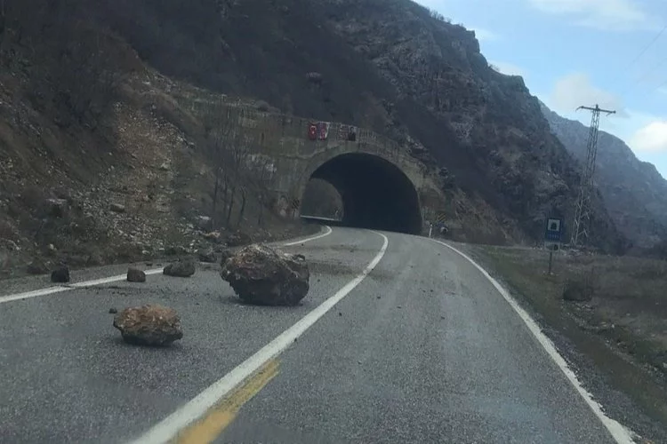 Tunceli'de sağanak yağışlar kaya parçalarını yola düşürdü