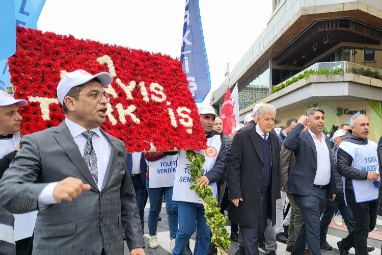 TÜRK-İŞ Taksim'e çelenk bıraktı