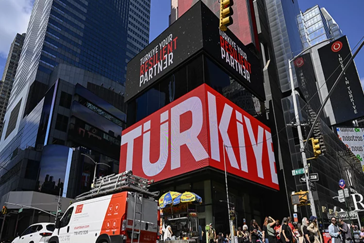 Times Meydanı'ndaki dijital panolarda "Invest in Türkiye" mesajı dikkat çekti