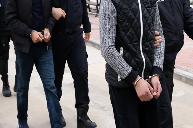 İzmir'de kaçakçılık operasyonu: 12 kişi yakalandı