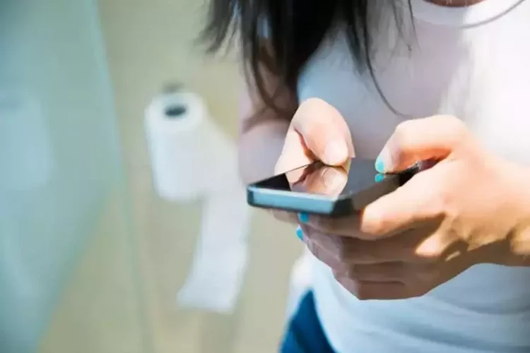 Tuvalette telefon kullanmak enfeksiyon riskini 2 kat artırıyor