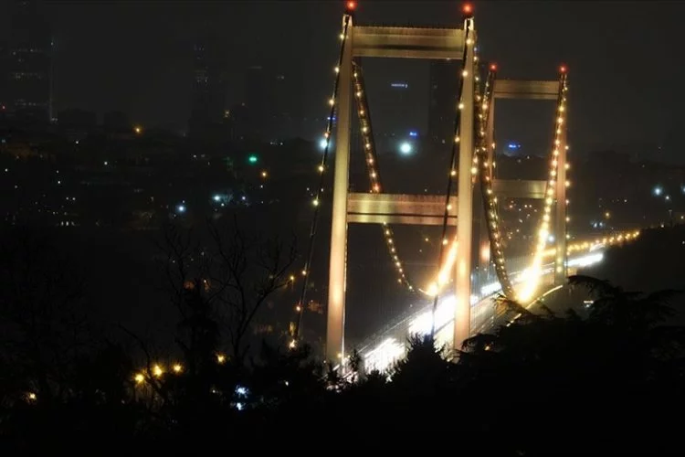 Uluslararası Çocukluk Çağı Kanser Günü'nde FSM Köprüsü ışıklandırıldı