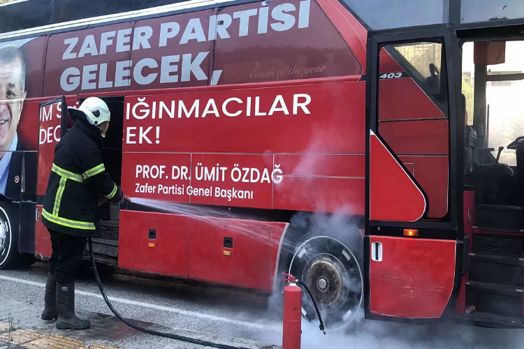 Ümit Özdağ'ın seçim otobüsü cayır cayır yandı