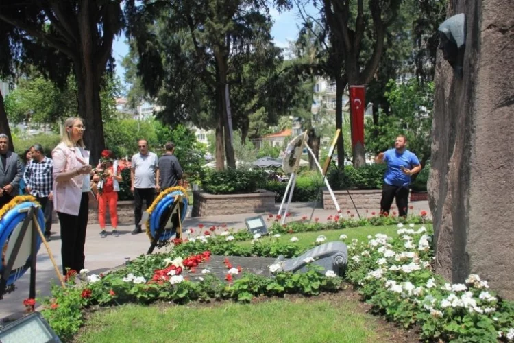 AK Parti’li Çankırı, Zübeyde Hanım’ın mezarını ziyaret etti