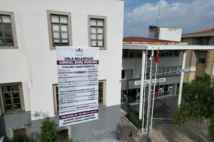 Urla'da borç listesi belediyeye asıldı