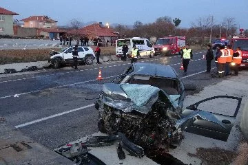 Uşak’ta iki otomobil çarpıştı: 1 ölü, 2 yaralı