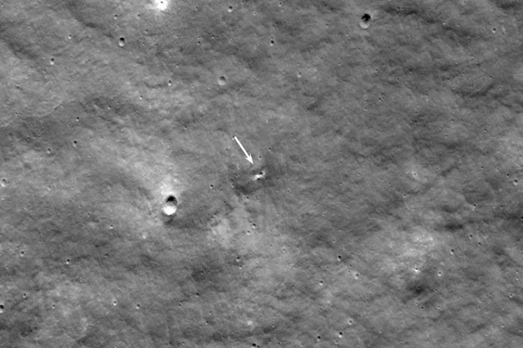 Rusya’nın Ay yüzeyine çarpan aracı krater oluşturdu