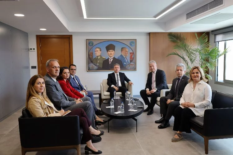 Vali Elban İzmir Ekonomi Üniversitesi’ni ziyaret etti