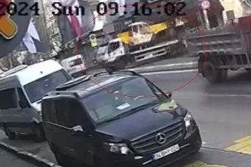 Beyoğlu'ndaki vinç kazası güvenlik kamerasına yansıdı