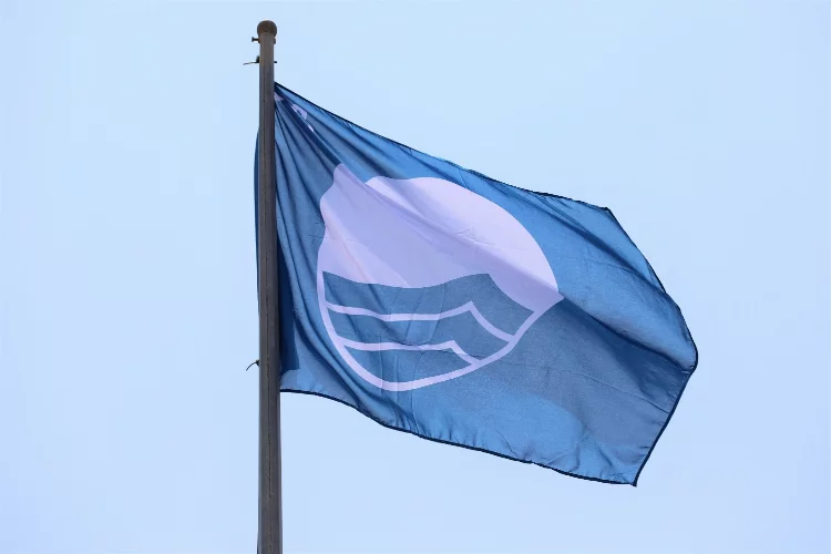 Menderes'in plajlarında mavi bayraklar dalgalanıyor