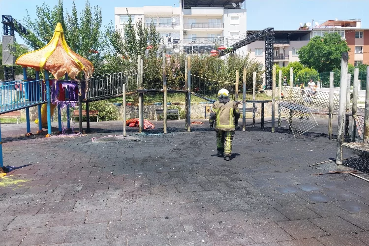 İzmir Buca'da çocuk parkında yangın